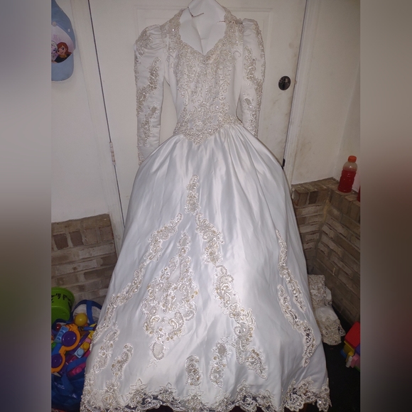 Vintage off white wedding gown 8-ft train satin and pearls very nice size 2 - Picture 9 of 11